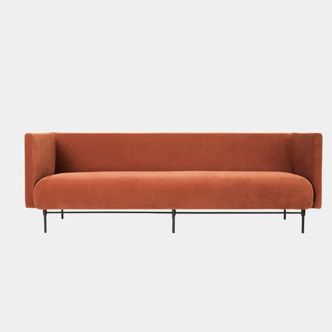 Canapé 3 places luxueux avec un idiome élégant et attrayant, créé par le talentueux designer danois Rikke Frost. Mama Minka