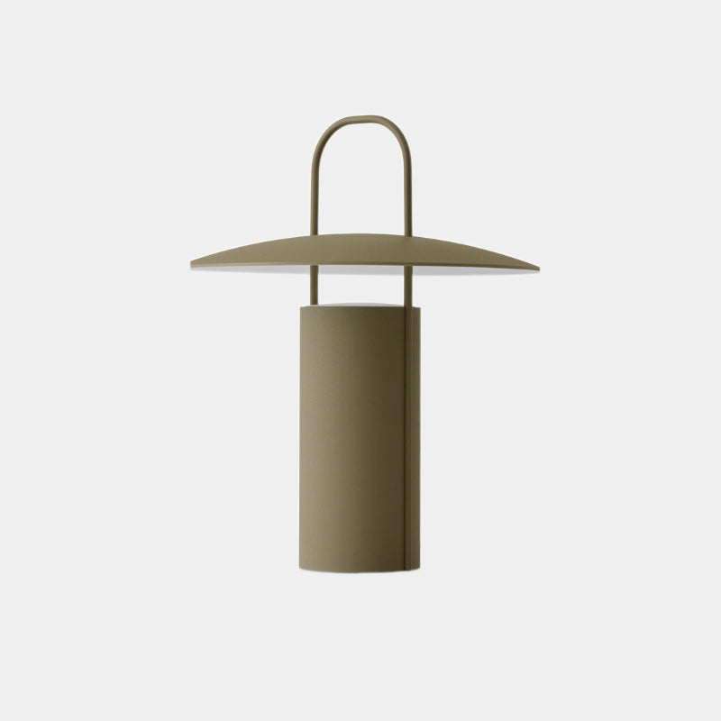 La lampe de table Ray de Daniel Schofield pour MENU a une silhouette distinctive inspirée des vieilles lampes minières