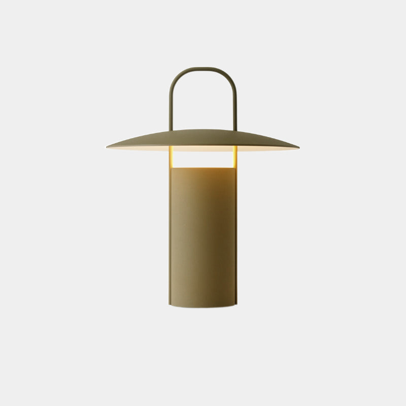La lampe de table Ray de Daniel Schofield pour MENU a une silhouette distinctive inspirée des vieilles lampes minières