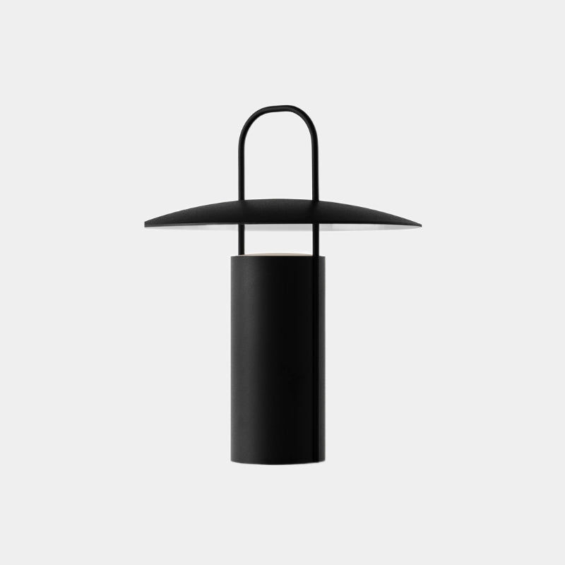 La lampe de table Ray de Daniel Schofield pour Audo Copenhagen a une silhouette distinctive inspirée des vieilles lampes minières