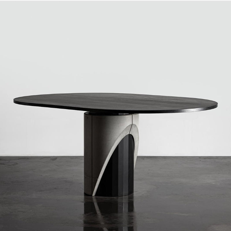 Avec la table de repas Sharp, le designer Bertrand Jayr destructure la symbiose entre le béton et le métal.