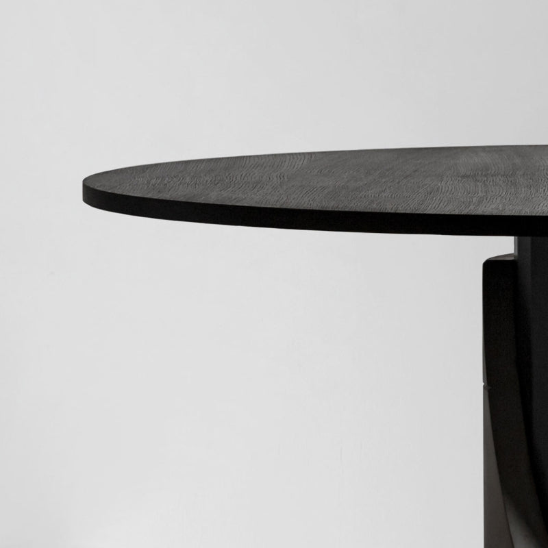 Avec la table de repas Sharp, le designer Bertrand Jayr déstructure la symbiose entre le béton et le métal.