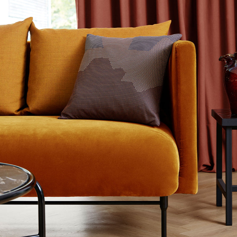 Canapé 3 places luxueux avec un idiome élégant et attrayant, créé par le talentueux designer danois Rikke Frost. Mama Minka