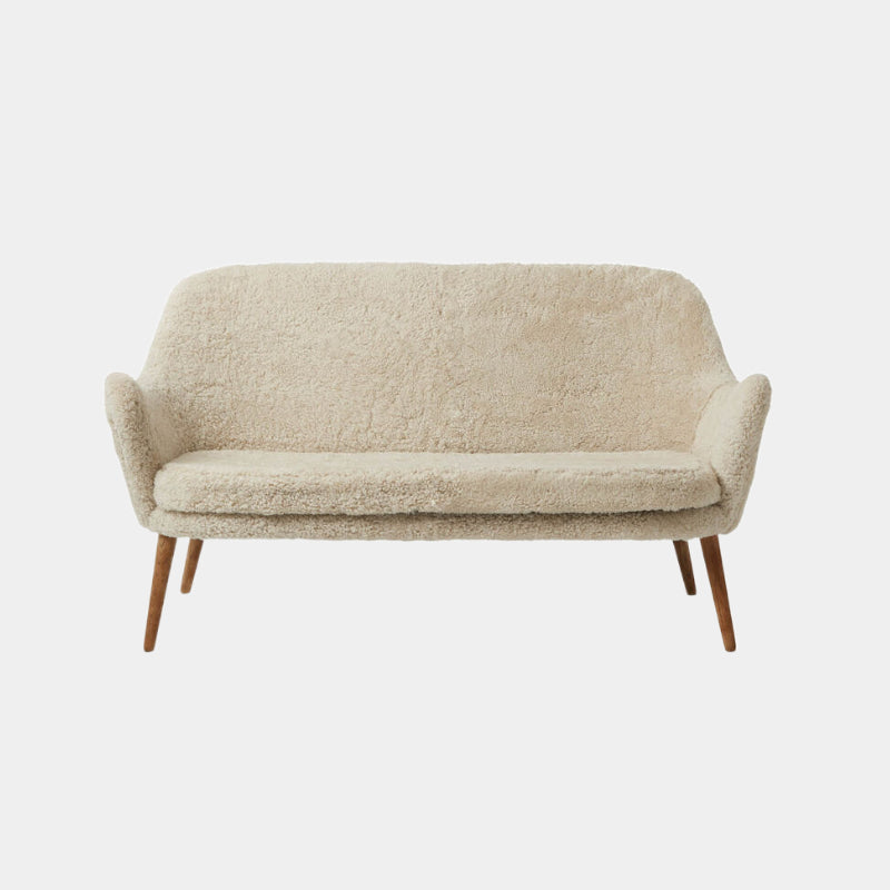 Le canapé Dwell présente un design éternel des années 50 avec des accoudoirs au design organique qui vous invitent simplement à rester - ou à « habiter » - dans le canapé. Mama Minka