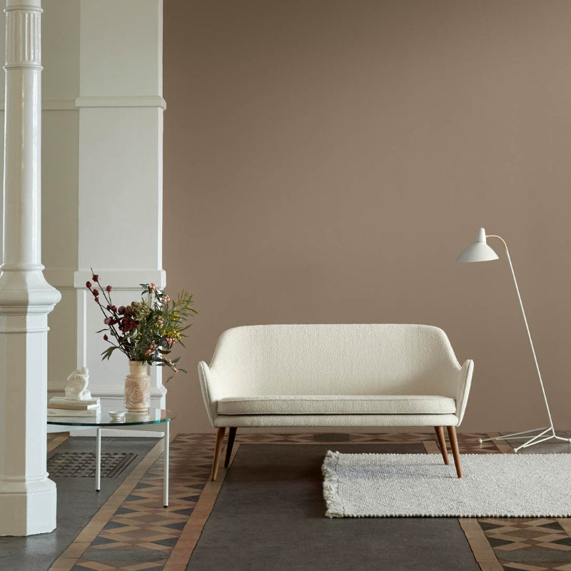 Le canapé Dwell présente un design éternel des années 50 avec des accoudoirs au design organique qui vous invitent simplement à rester - ou à « habiter » - dans le canapé. Warm Nordic