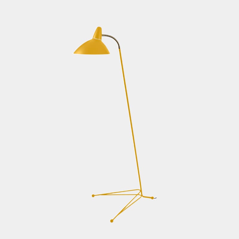 Lightsome est une lampe sophistiquée qui s'équilibre facilement et élégamment sur une base à trois pieds élancée, et avec son éclairage généreux grâce au grand abat-jour sculptural, est parfaite près du canapé ou pour lire dans le fauteuil. Mama Minka
