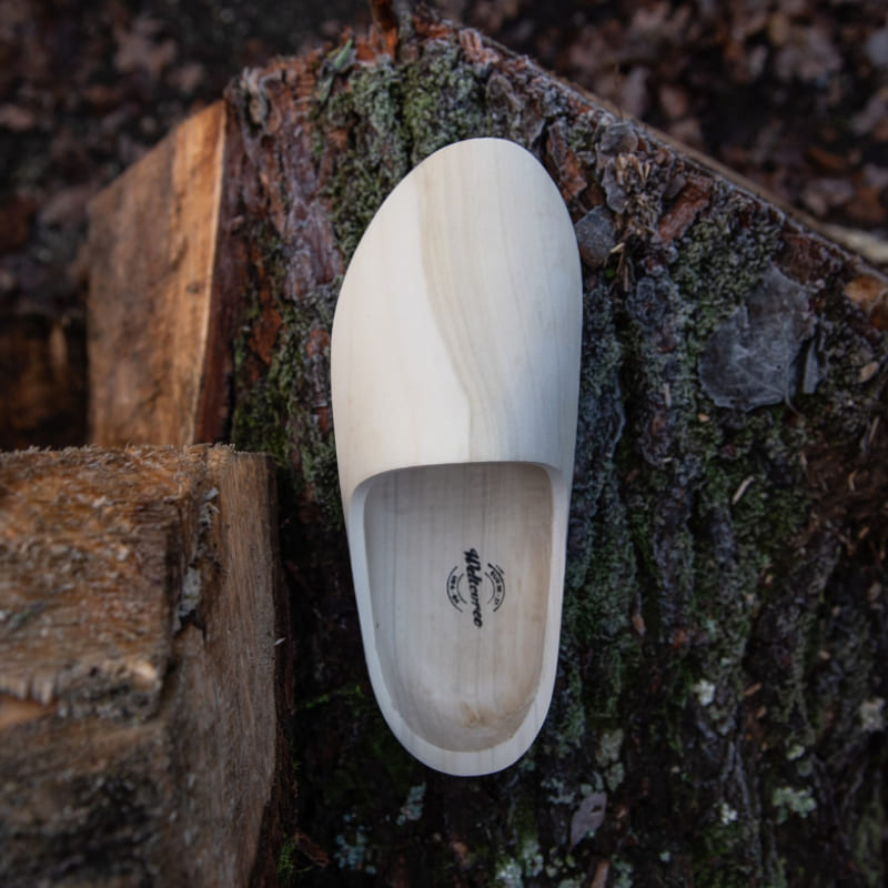 La silhouette élégante aux lignes épurées est unique à ces chaussures en bois, vendu par Mama Minka .